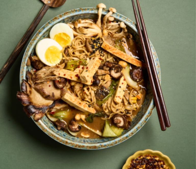 Cremiger Erdnuss-Ramen mit spicy Tofustreifen Rezept für Cremiger Erdnuss-Ramen mit spicy Tofustreifen aus dem omami Sweet Chili Tofu