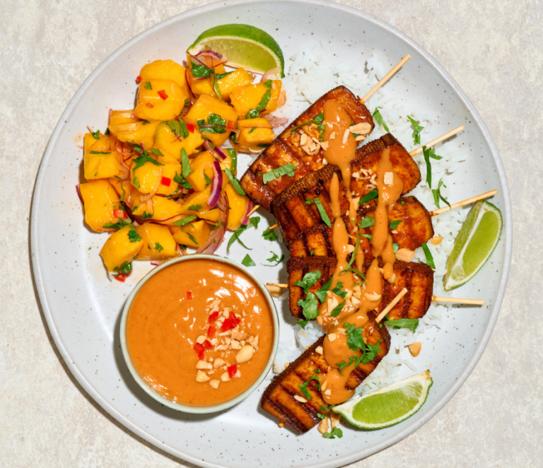 Rezept fürTexas Roast-Tofu-Spieße mit erdnussig-cremiger Sataysauce und fruchtig-frischer Mangosalsa