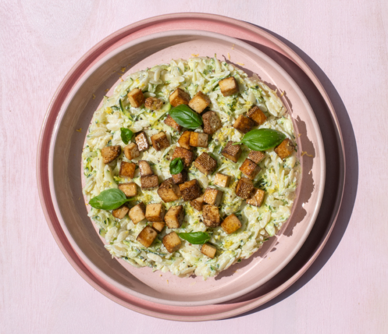 Rezept für Creamy Kritharaki-Pasta mit crispy Tofu-Cubes & einem zitronigen Twist
