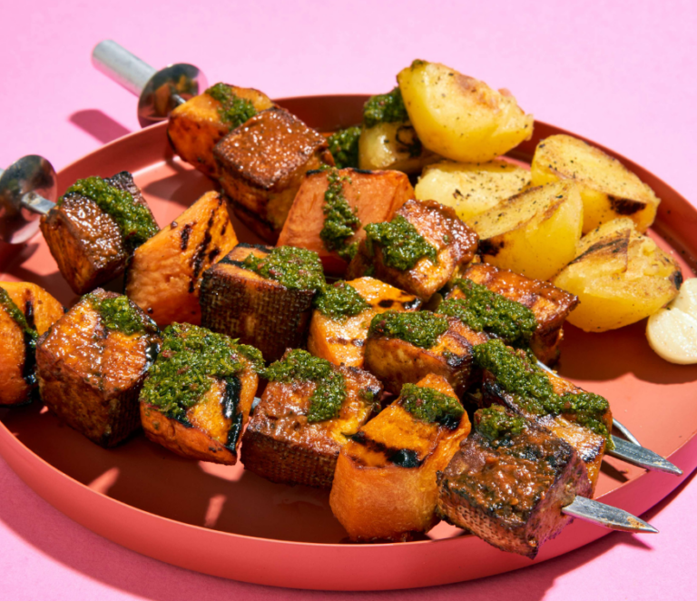 Rezept für Gegrillte Kürbis-Tofu-Spieße mit Bratkartoffeln und Chimichurri