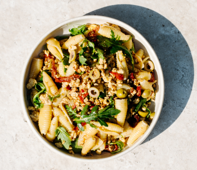 Rezept für Sommerlicher Nudelsalat mit omami Black Pepper Tofu & Rucola, Tomaten & Oliven