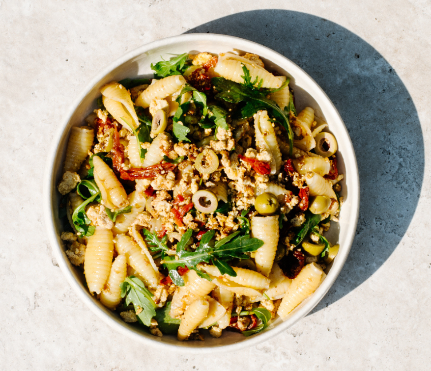 Rezept für Sommerlicher Nudelsalat mit omami Black Pepper Tofu & Rucola, Tomaten & Oliven