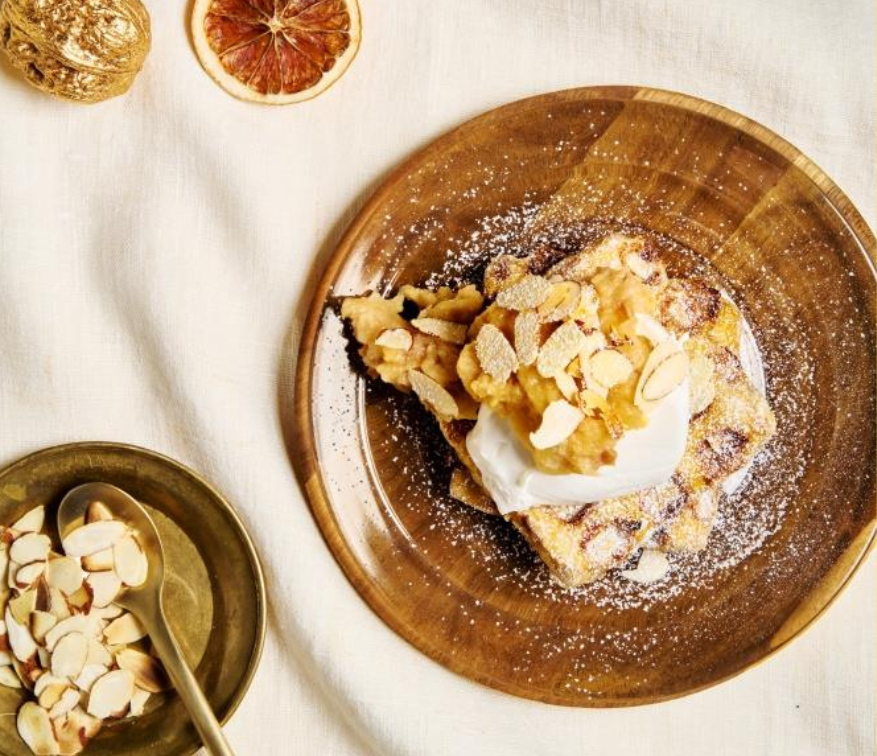 Rezept für Süße Tofu-Waffel mit winterlichem Bratapfelkompott und Vanilleeis