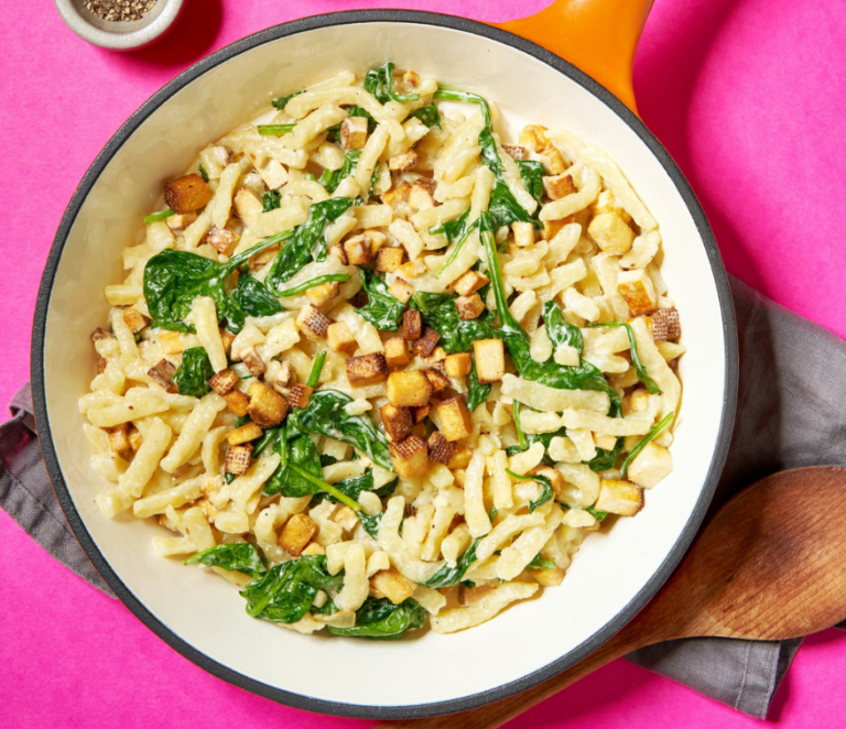 Rezept für Easy-Spätzlepfanne mit Spinat und Tofu-Bacon-Würfel
