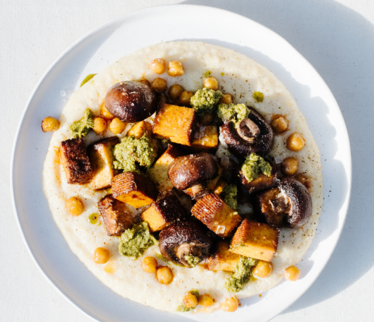 Rezept für Roasty Tofu-Gemüse mit cremiger Pesto-Polenta